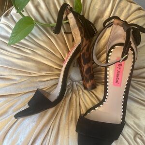🎀 Betsey Johnson Sandals Animal Print super cute euc ankle strap